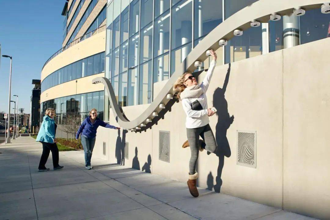 城市有溫度：“人行道豎琴”互動(dòng)燈光裝置